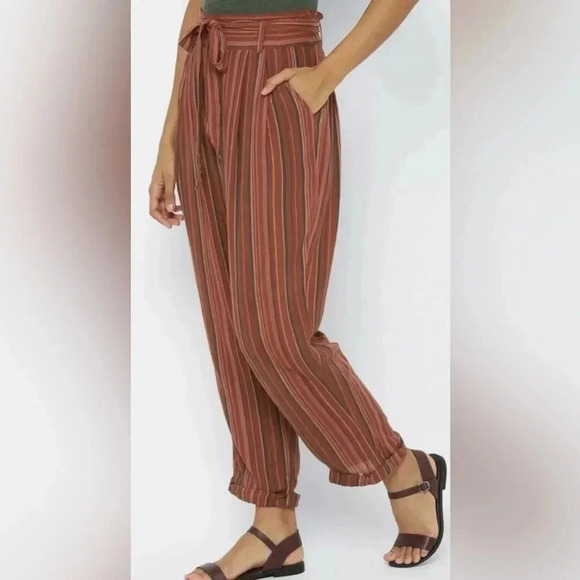 American Eagle Womens Red High Waisted Belted Tapered Leg Pants Size XS - Picture 2 of 9